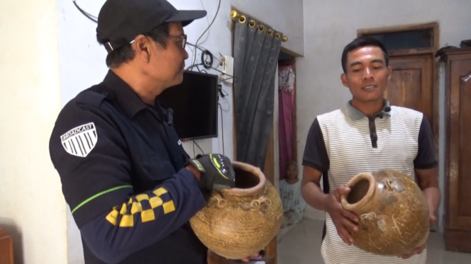 
					Foto. Petani porang Nganjuk menemukan guci kuno