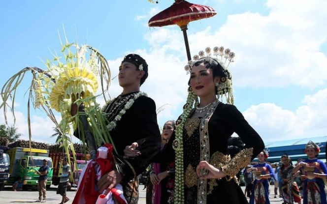 
					Prosesi adat temanten tebu di Pabrik Gula PT. RMI (Rejoso Manis Indo) Blitar, Jawa Timur