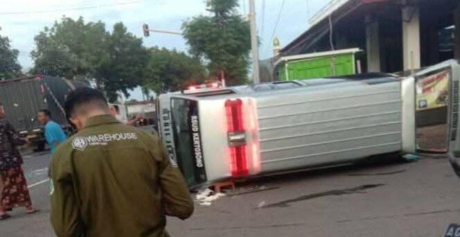 
					foto Truk Boks Tabrak Ambulans hingga Terguling si Jalan Raya Baron 