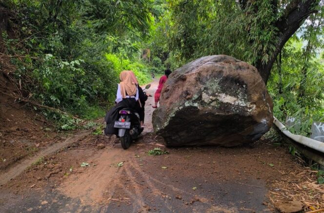 
					Bongkahan Batu Raksasa Ambrol Menutup Jalan Desa Klodan, Kecamatan Ngetos,  Nganjuk