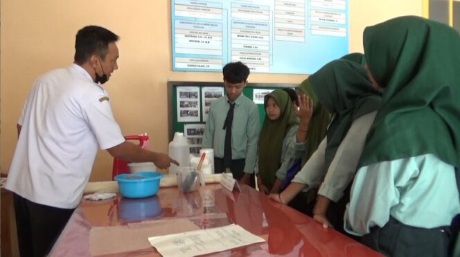 
					Foto. Petugas Dinas Arpus Nganjuk mempraktikkan cara restorasi arsip yang rusak kepada pelajar