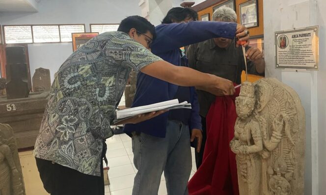 
					Foto anggota TACB Kabupaten Nganjuk melakukan kajian ulang ODCB Koleksi Museum Anjukladang