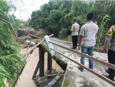 Jembatan Desa Gemenggeng putus setelah Nganjuk diguyur hujan deras (foto_sukadi)