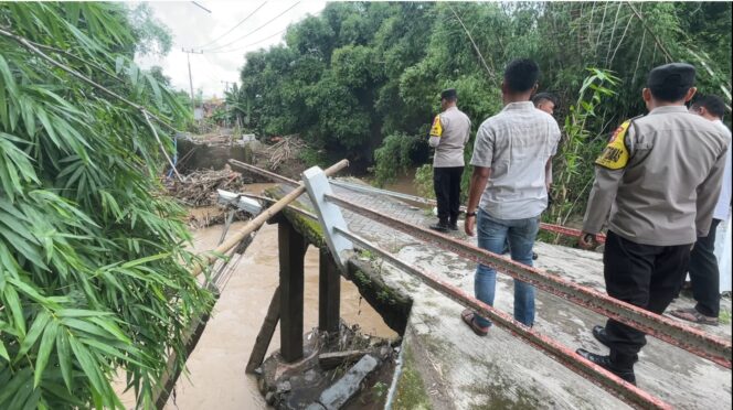 
					Jembatan Desa Gemenggeng putus setelah Nganjuk diguyur hujan deras (foto_sukadi)