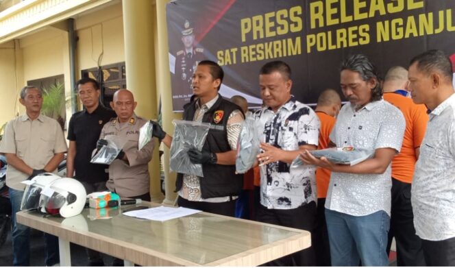 
					Polres Nganjuk Rilis 24 tersangka, terdiri dari 18 dewasa dan 6 remaja, atas kasus curanmor yang dilakukan di beberapa lokasi di Kabupaten Nganjuk(foto_put)