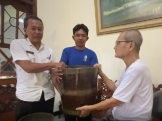 Sebuah obyek diduga cagar budaya (ODCB) berupa tempayan berbahan kayu jati dan dua bokor perunggu dihibahkan melalui Dinas Porabudpar Kabupaten Nganjuk (foto_Sukadi)