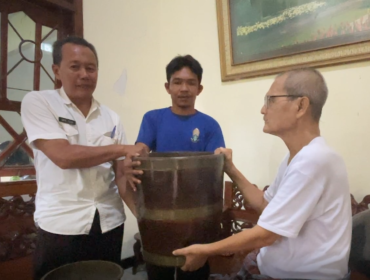 Sebuah obyek diduga cagar budaya (ODCB) berupa tempayan berbahan kayu jati dan dua bokor perunggu dihibahkan melalui Dinas Porabudpar Kabupaten Nganjuk (foto_Sukadi)