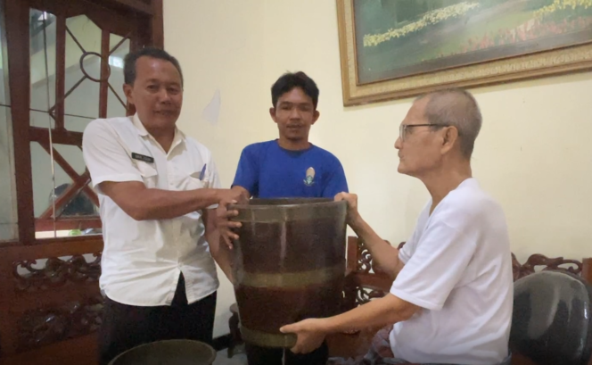 
					Sebuah obyek diduga cagar budaya (ODCB) berupa tempayan berbahan kayu jati dan dua bokor perunggu dihibahkan melalui Dinas Porabudpar Kabupaten Nganjuk (foto_Sukadi)