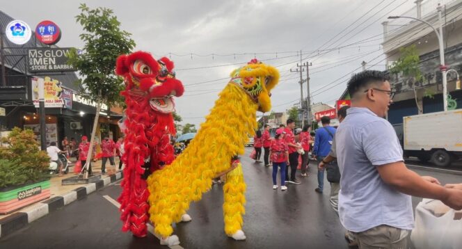 
					Bagi-bagi takjil juga dimeriahkan dengan atraksi barongsai di depan sekretariat PSMTI (foto_sukadi)