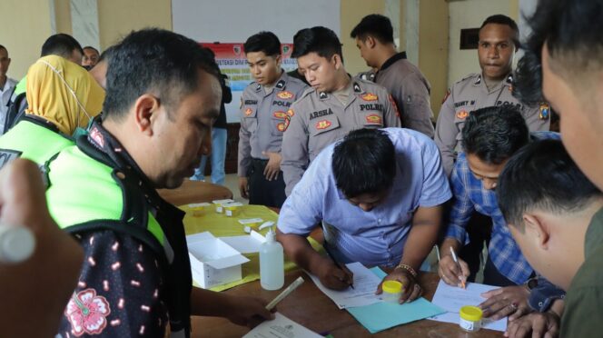 
					Polres Nganjuk menggelar tes urin secara mendadak kepada 50 personel dari kalangan perwira dan bintara (foto_doc)
