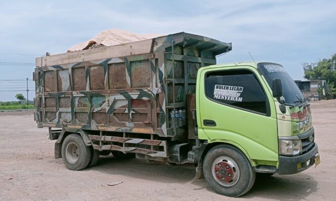
					Truk ODOL Pemicu Jalan Nganjuk rusak (foto_asep)