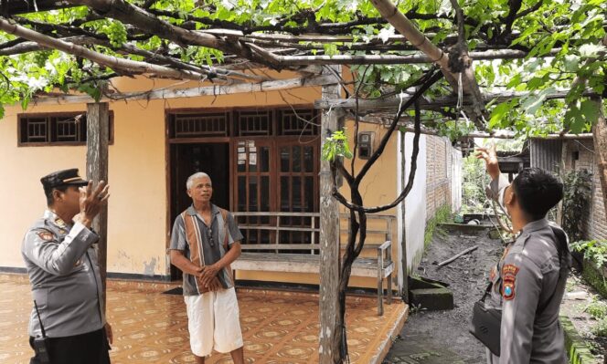
					Kepolisian Sektor (Polsek) Patianrowo, Kabupaten Nganjuk, Jawa Timur, melakukan pemantauan kebun anggur milik warga di Dusun Kedungingas, Desa Rowomarto, Kecamatan Patianrowo (foto_doc)