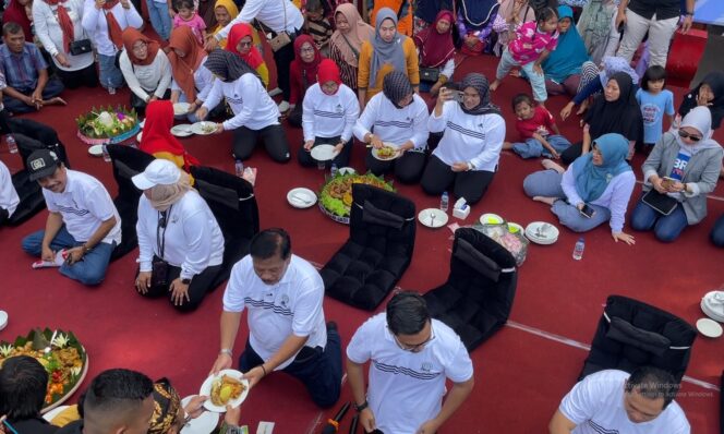 
					Bupati Nganjuk Marhaen Djumadi Pimpin Syukuran Tumpengan Massal 1088 Tumpeng (foto_sukadi)