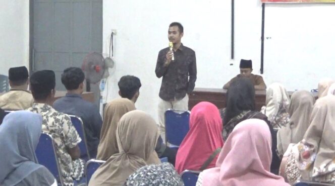 
					Anggota Komisi IV DPRD Kabupaten Nganjuk, Afif Singgih Nur Hasan menggelar kegiatan Sosialisasi Peraturan Daerah (Sosper) terkait Peraturan Daerah (Perda) (foto_asep)