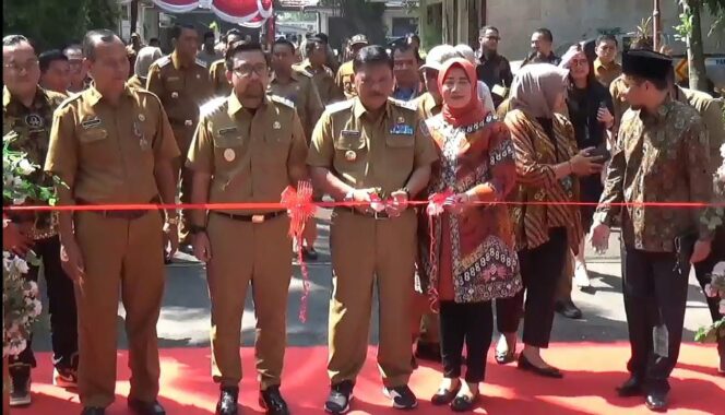 
					Bupati Nganjuk Marhaen Djumadi resmi membuka pameran perumahan subsidi (foto_asep)