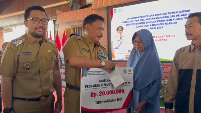 
					Bupati Nganjuk Marhaen Djumadi menyalurkan 333 bantuan stimulan untuk perbaikan rumah tidak layak huni (foto_asep)