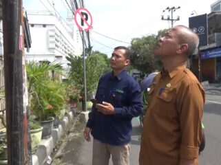 Pemantauan dan evaluasi terkait perizinan tiang kabel WiFi di sepanjang Jalan Yos Sudarso, Kabupaten Nganjuk (foto_Asep)