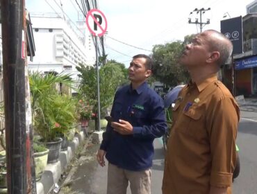 Pemantauan dan evaluasi terkait perizinan tiang kabel WiFi di sepanjang Jalan Yos Sudarso, Kabupaten Nganjuk (foto_Asep)