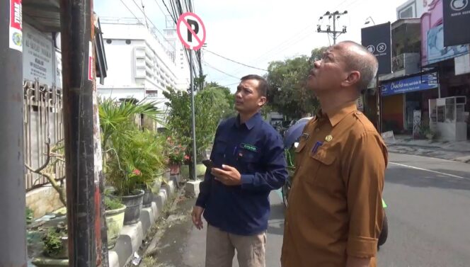 
					Pemantauan dan evaluasi terkait perizinan tiang kabel WiFi di sepanjang Jalan Yos Sudarso, Kabupaten Nganjuk (foto_Asep)