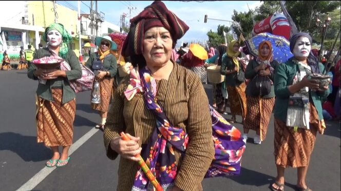 
					Peraga bukak lawang prosesi Boyong Natapraja Berbek ke Nganjuk (foto_Sukadi)