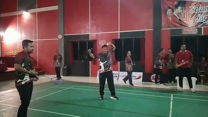 
					Bupati Nganjuk Marhaen Djumadi, bersama Wakil Bupati Trihandy Cahyo Saputro  hadiri Turnamen Bulutangkis Piala Ketua DPRD Nganjuk (foto_asep)