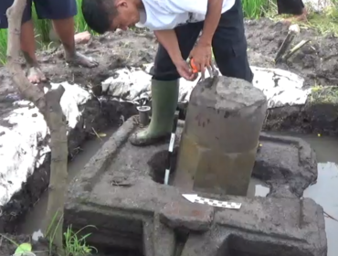 Petugas Dinas Porabudbar Nganjuk melakukan pengecekan kondisi Lingga Yoni usai disatroni orang tak dikenal (foto_sukadi)