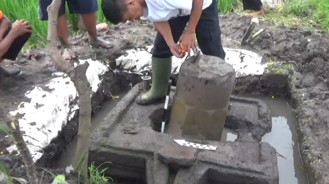 
					Petugas Dinas Porabudbar Nganjuk melakukan pengecekan kondisi Lingga Yoni usai disatroni orang tak dikenal (foto_sukadi)