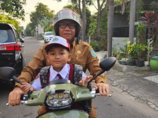 Sekretaris Daerah Kabupaten Nganjuk, Nur Solekan mengantar anak ke sekolah pada hari pertama masuk sekolah, Senin, 14 Juli 2025 (foto_doc)