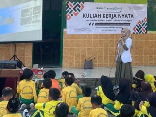 drg. Al Riskha memberikan penjelasan tentang cara menyikat gigi dan menjaga kesehatan mulut kepada siswa MI Tarbiyatul Islamiyah Bumirejo.(foto_sep)