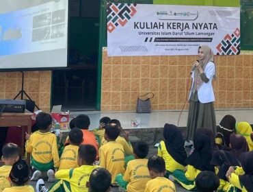 drg. Al Riskha memberikan penjelasan tentang cara menyikat gigi dan menjaga kesehatan mulut kepada siswa MI Tarbiyatul Islamiyah Bumirejo.(foto_sep)