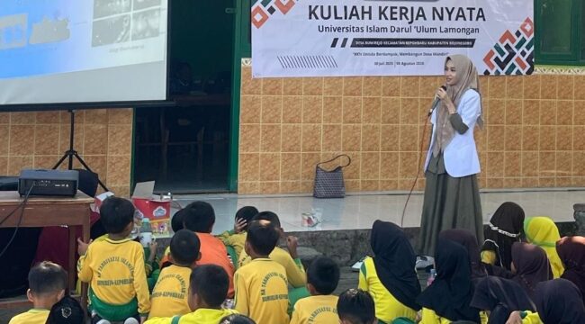 drg. Al Riskha memberikan penjelasan tentang cara menyikat gigi dan menjaga kesehatan mulut kepada siswa MI Tarbiyatul Islamiyah Bumirejo.(foto_sep)