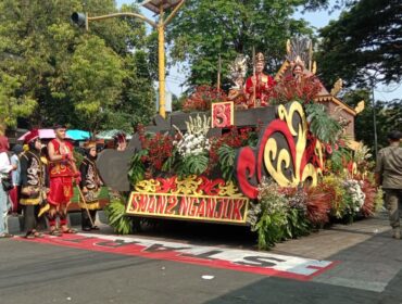 SMA Negeri 2 Nganjuk dengan keindahan budaya Dayak Kalimantan peringati HUT ke-80 RI (foto_asep)