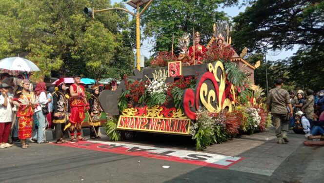
					SMA Negeri 2 Nganjuk dengan keindahan budaya Dayak Kalimantan peringati HUT ke-80 RI (foto_asep)