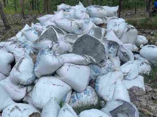 Puluhan Ton Limbah Diduga B3 ditemukan di area Hutan Pule, Kecasmatan Jatikalen, Kabupaten Nganjuk (foto_sukadi)