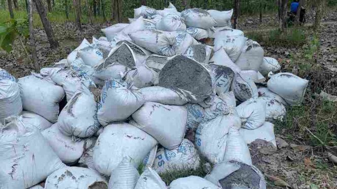
					Puluhan Ton Limbah Diduga B3 ditemukan di area Hutan Pule, Kecasmatan Jatikalen, Kabupaten Nganjuk (foto_sukadi)