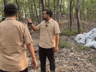 Trihandy Cahyo Saputro,  meninjau lokasi pembuangan limbah di tengah  hutan Dusun Lengkong Geneng, Desa Pule, Kecamatan Jatikalen (foto_sukadi)