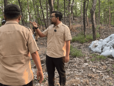 Trihandy Cahyo Saputro,  meninjau lokasi pembuangan limbah di tengah  hutan Dusun Lengkong Geneng, Desa Pule, Kecamatan Jatikalen (foto_sukadi)