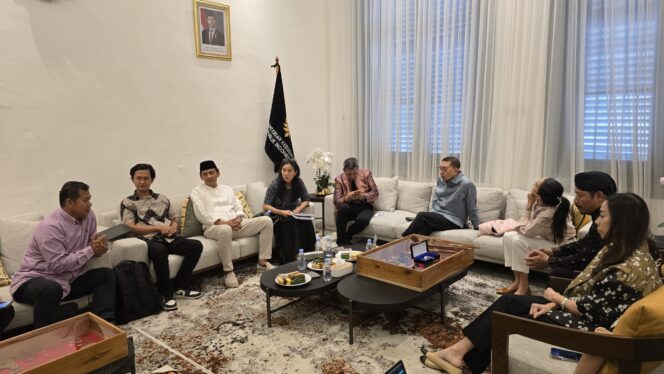 
					Warga Desa Tritik dan anggota Kotasejuk didampingi oleh Kepala Dinas Disporabudpar Kabupaten Nganjuk, Kabid Kebudayaan, Kasubag Umum dan staf, perangkat Desa Tritik, serta KGPH Dharu Kusumo beserta istri,  Olivia Zalianti (foto_doc Dinas porabudpar nganjuk)