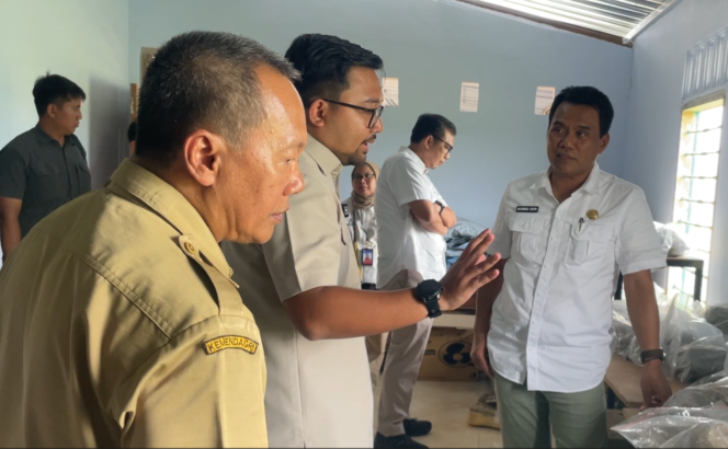 
					Wakil Wali Kota Palangkaraya Kalimantan Tengah Achmad Zaini mendatangi temuan fosil gajah purba stegodon di Museum Anjukladang (foto_sukadi)