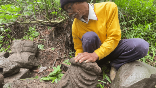 
					Suryanto, juru pelihara Condrogeni membersihkan hasil temuan arca perwujudan dan mahakalan (Foto_Sukadi)