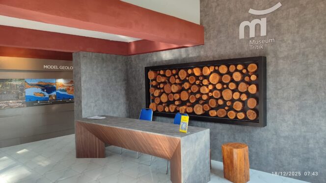 
					Resepsions Desk Site Museum Tritik