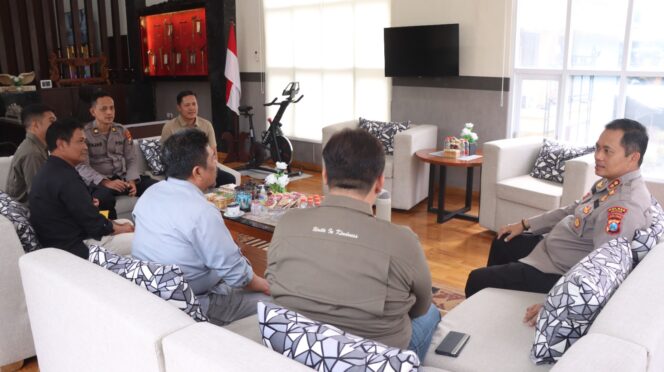 
					Kapolres Nganjuk AKBP Henri Noveri Santoso, S.H., S.I.K., M.M. audiensi bersama pengurus Persatuan Wartawan Indonesia (PWI) Kabupaten Nganjuk di ruang kerja Kapolres Nganjuk (foto_Humas_polres_Nganjuk)