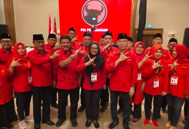 
					Konferensi Cabang (Konfercab) PDI Perjuangan digelar serentak se-Jawa Timur di Hotel Shangri-La, Surabaya pada Minggu, 21 Desember 2025 (doc_pdip_nganjuk)