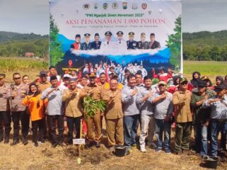 PWI Nganjuk, Forkopimda Nganjuk dan Kotasejuk enanam 1000 pohon di lahan sekitar hutan lereng Gunung Pandan, Desa Tritik, Kecamatan Rejoso, Kabupaten Nganjuk (Foto_Sukadi)