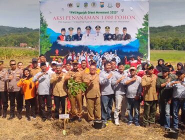 PWI Nganjuk, Forkopimda Nganjuk dan Kotasejuk enanam 1000 pohon di lahan sekitar hutan lereng Gunung Pandan, Desa Tritik, Kecamatan Rejoso, Kabupaten Nganjuk (Foto_Sukadi)