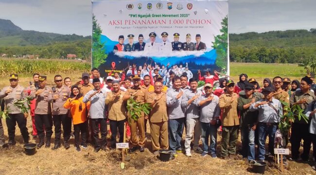 PWI Nganjuk, Forkopimda Nganjuk dan Kotasejuk enanam 1000 pohon di lahan sekitar hutan lereng Gunung Pandan, Desa Tritik, Kecamatan Rejoso, Kabupaten Nganjuk (Foto_Sukadi)
