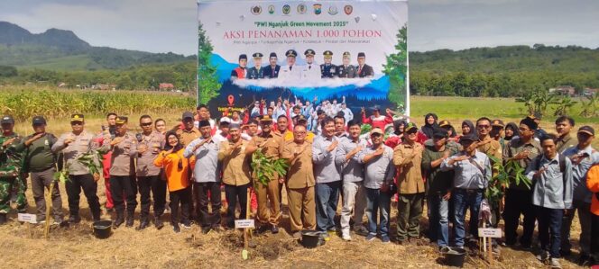 
					PWI Nganjuk, Forkopimda Nganjuk dan Kotasejuk enanam 1000 pohon di lahan sekitar hutan lereng Gunung Pandan, Desa Tritik, Kecamatan Rejoso, Kabupaten Nganjuk (Foto_Sukadi)