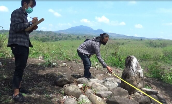 
					Menhir di Punden Joko Dolog (Foto_sukadi)